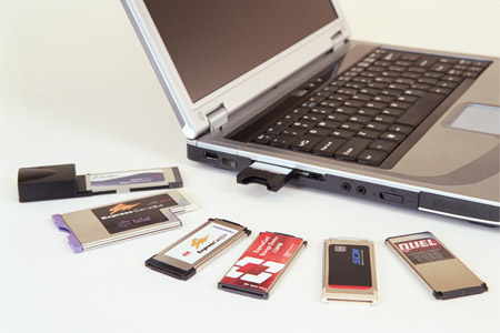 Różne typy kart ExpressCard oraz notebook z zainstalowaną jedną z kart rozszerzeń